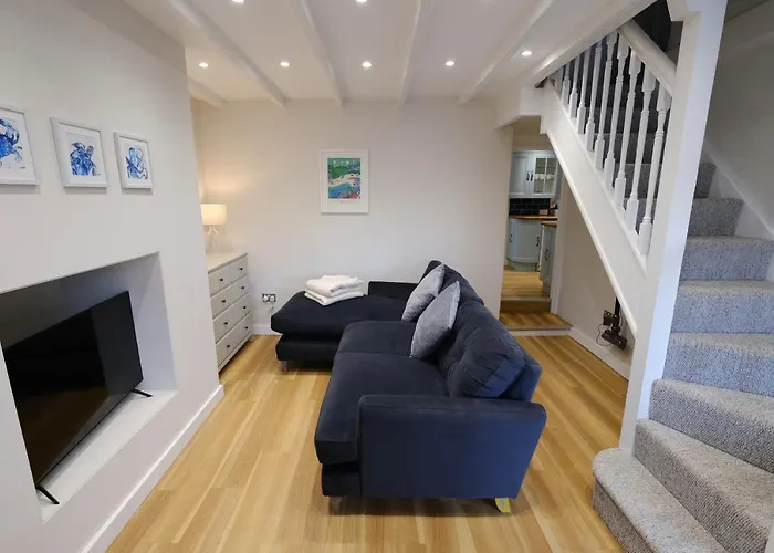 Newly Renovated Cottage With Hot Tub